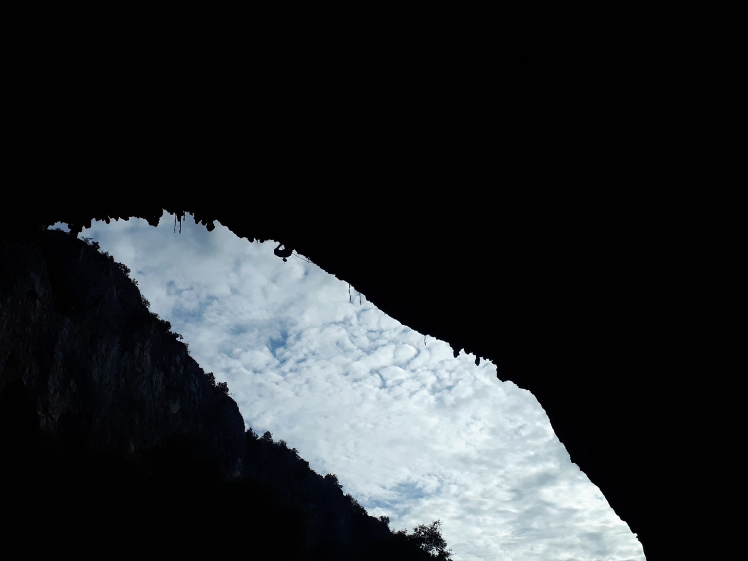 Matteo Menardi in Waterwall (9a) in Osp cave